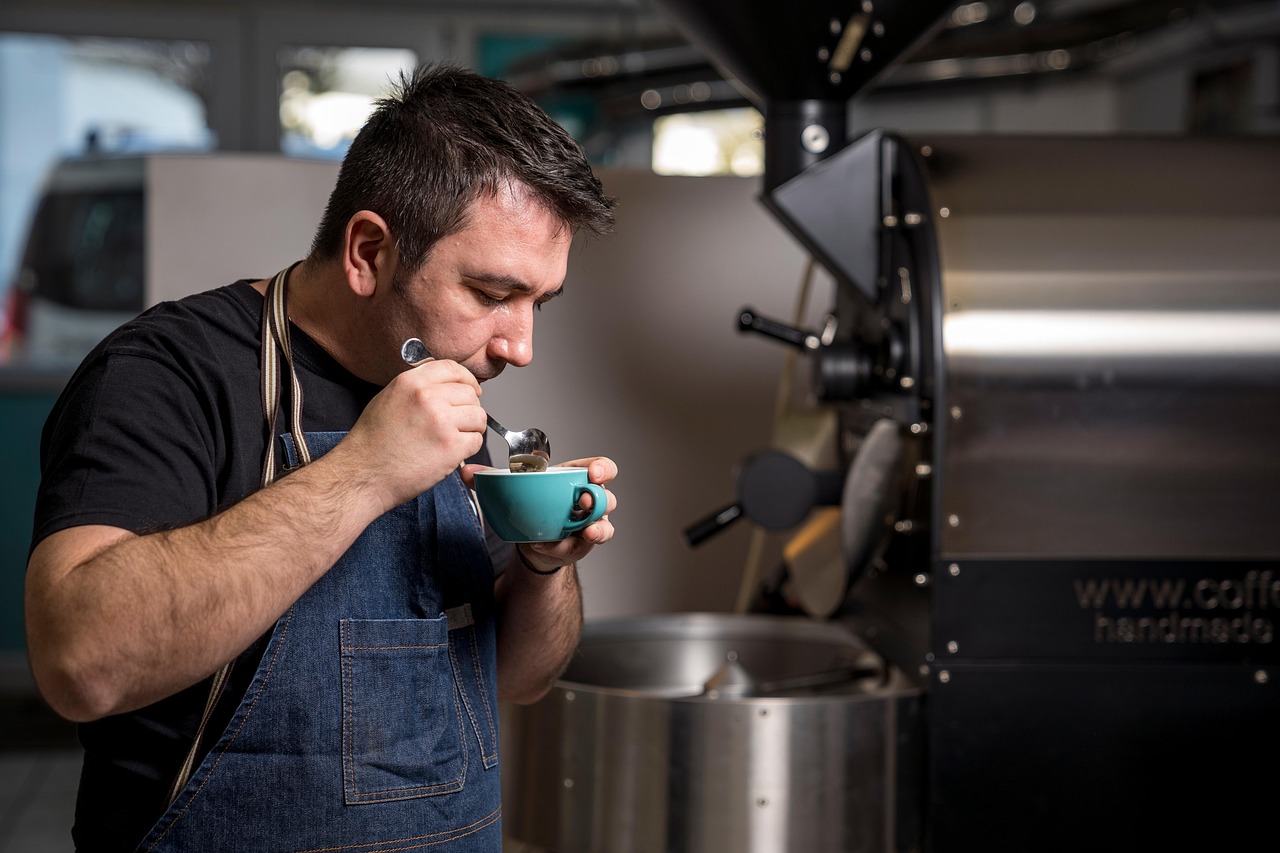 Decaf, který chutná: Jak vybrat opravdu kvalitní bezkofeinovou kávu (Metody zpracování)