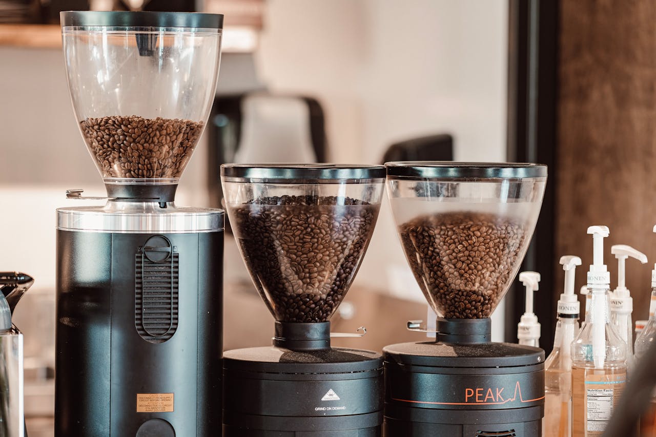 Italské vs. Americké espresso: Proč Ital pije kávu „na stojáka“ a jaký je ten hlavní rozdíl v chuti