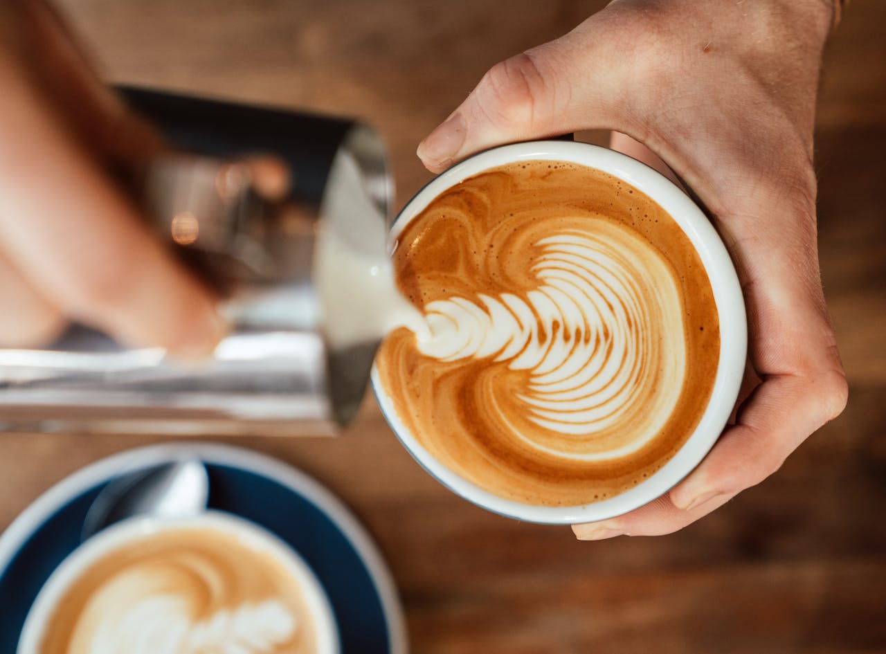 Ovesné mléko pro Latte Art: Návod, jak správně napěnit rostlinné mléko pro dokonalé obrázky