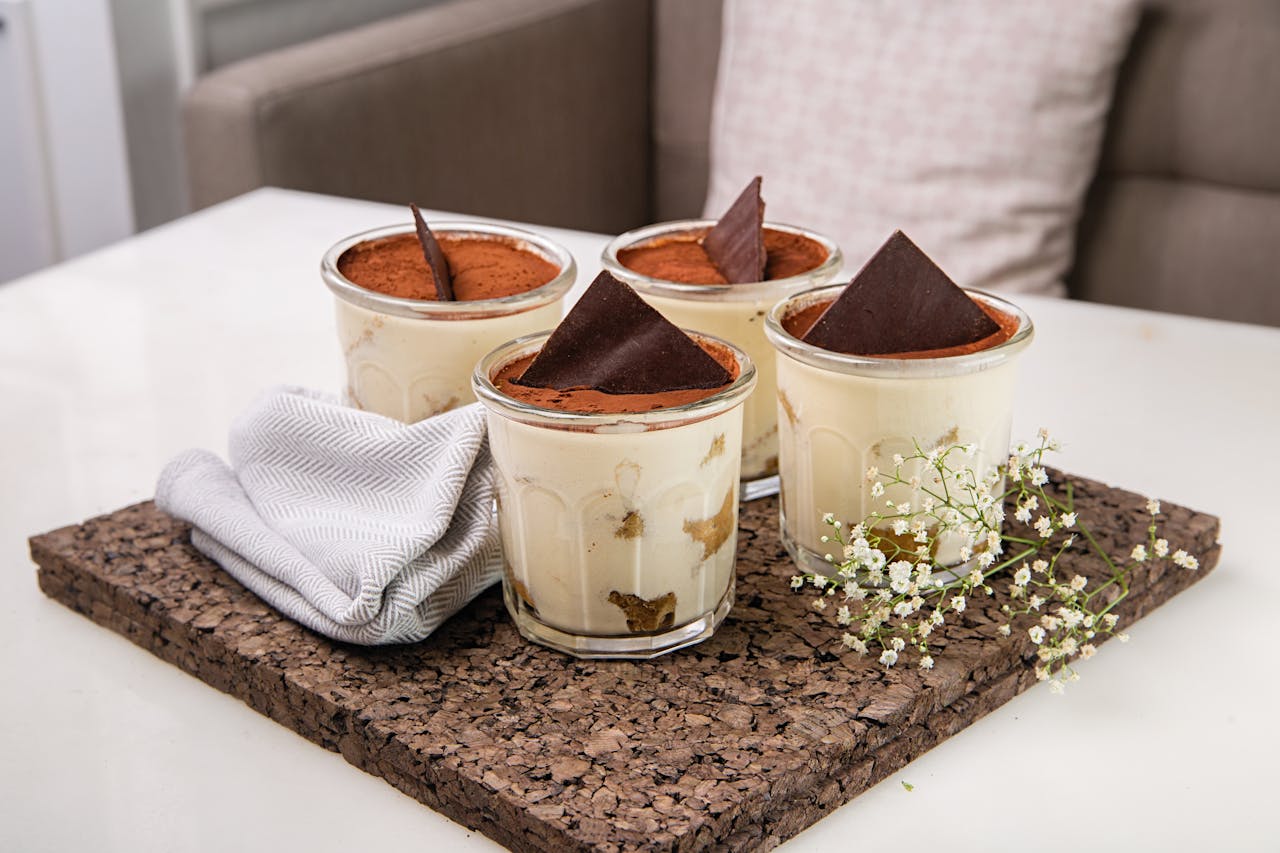 Tiramisu v šálku (Rychlá verze): Dezert s kávou, který nevyžaduje pečení a je rychle hotový.