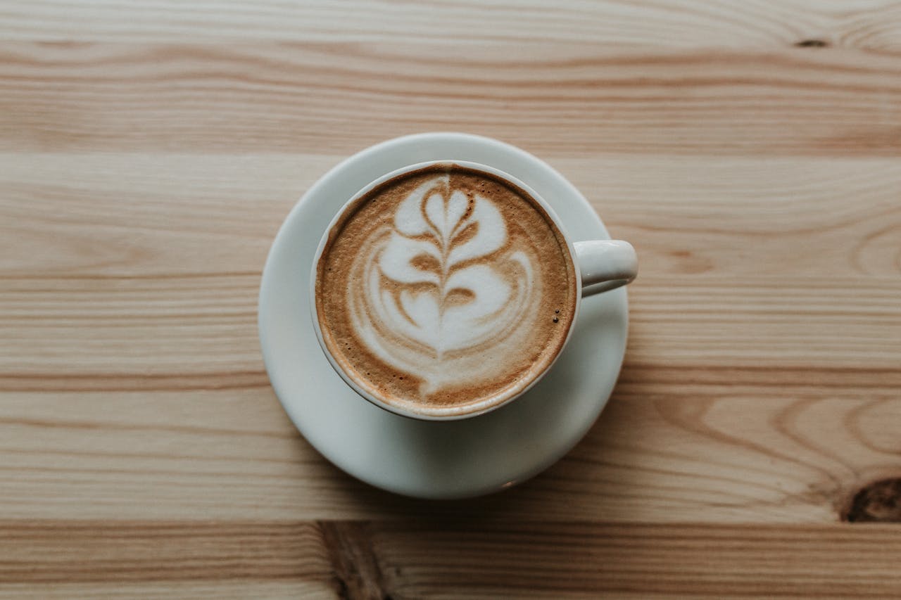 Latte Art pro každého: Srdce a tulipán krok za krokem: Jednoduché tipy, jak začít s naléváním mléka