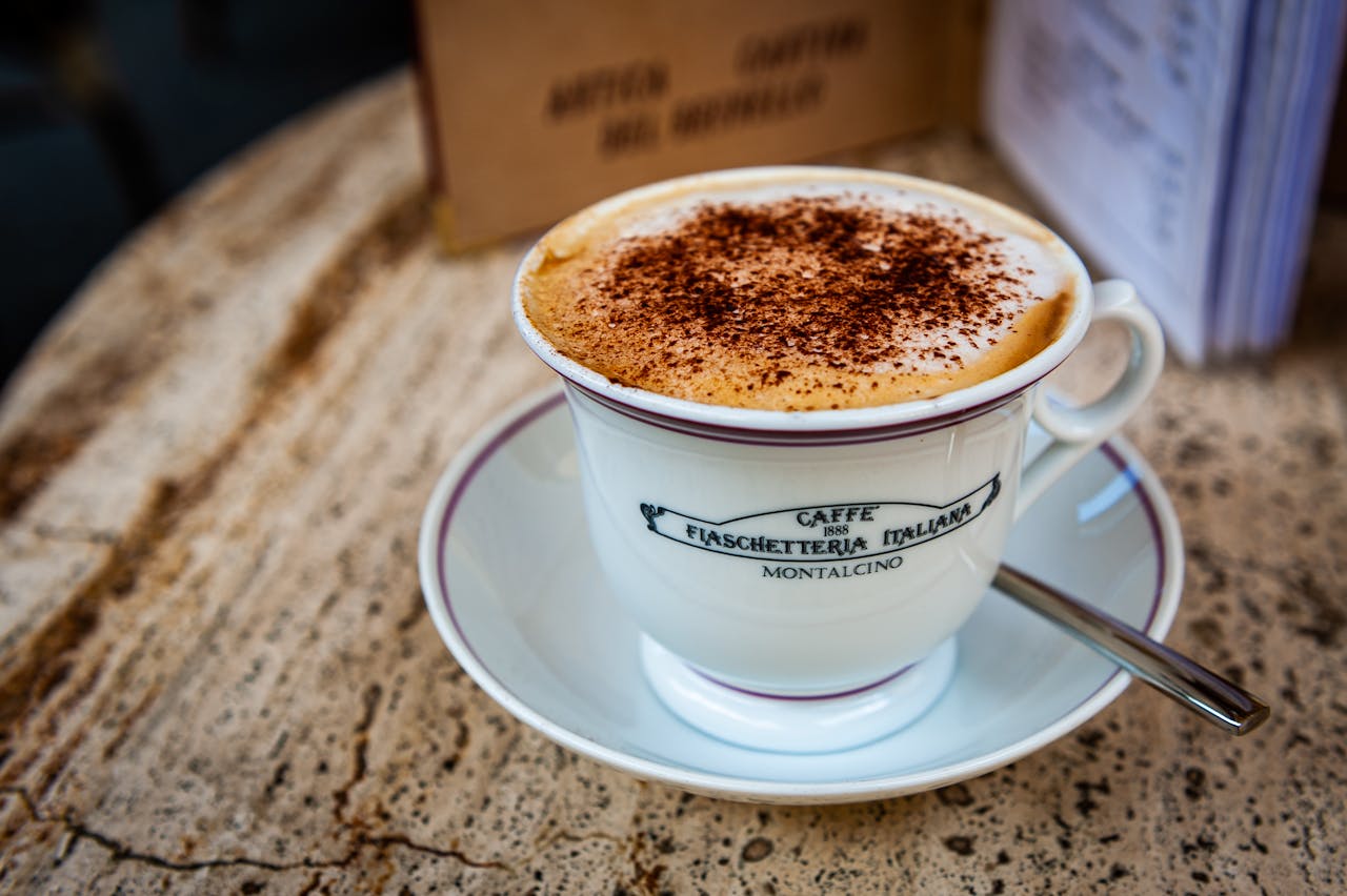 Baristovo minimum: Tři základní chyby, kvůli kterým vaše domácí cappuccino nechutná jako z kavárny (Zaměřeno na tlak a hrubost mletí)