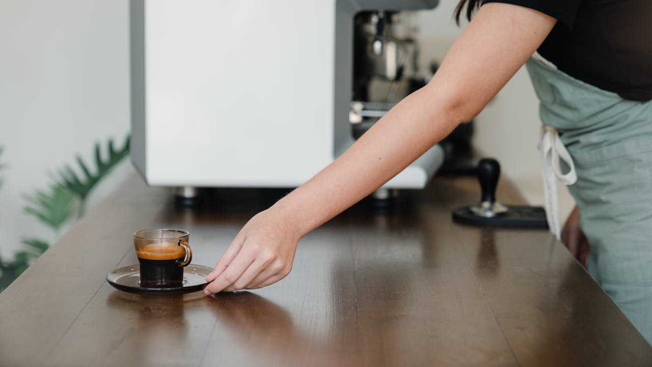 Recepty pro AeroPress: Nejlepší a nejpodivnější metody (obrácená, rychlá, studená)