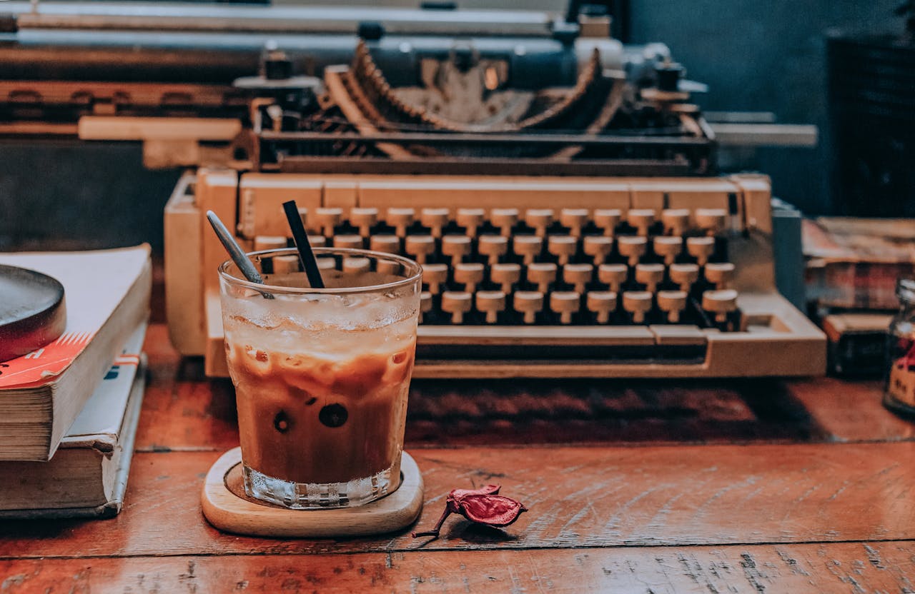 Slaný karamel a káva: Vylepšený recept na sirup a jeho využití v horkém i ledovém latté