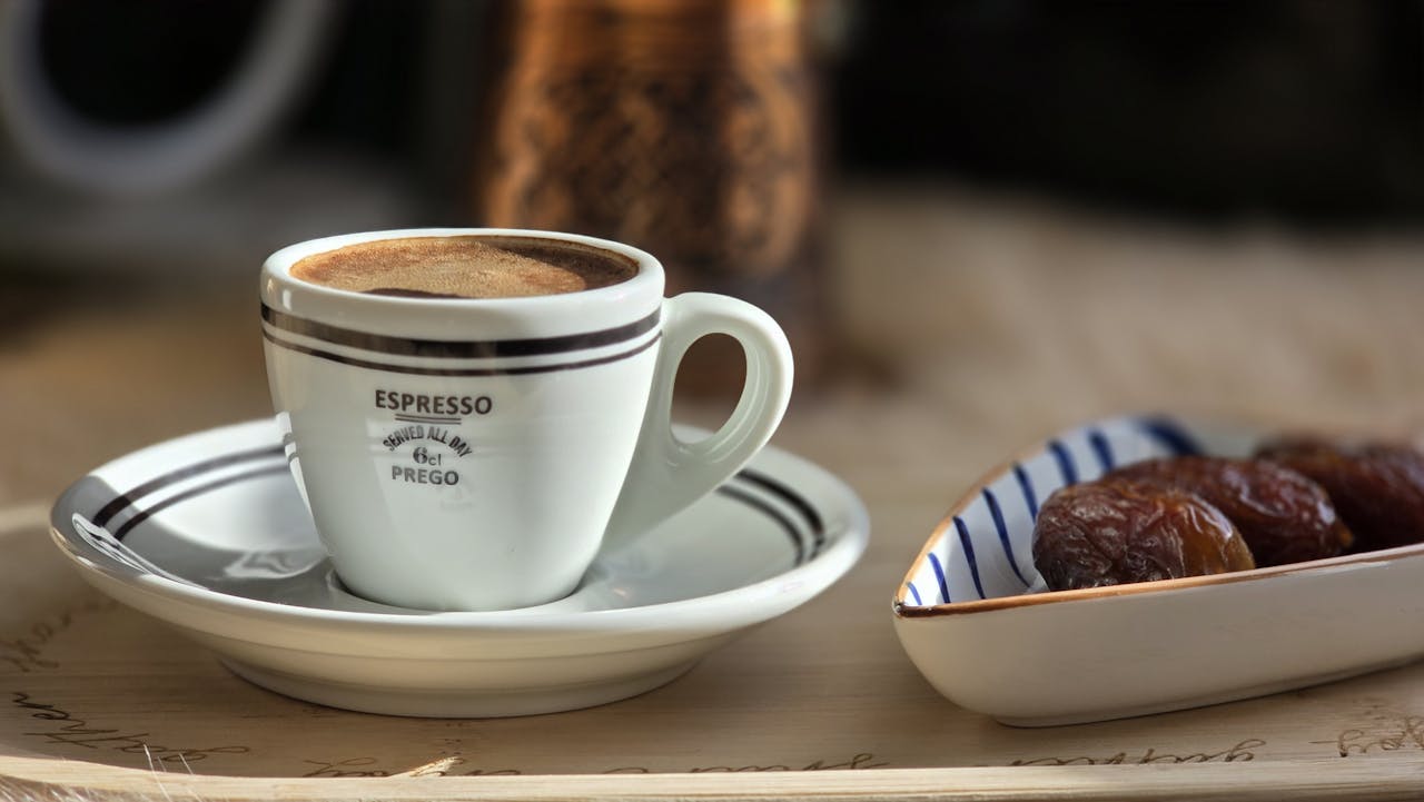 Espresso shot pro hosty: Tipy, jak servírovat kávu elegantně, od šálků po sklenici s vodou