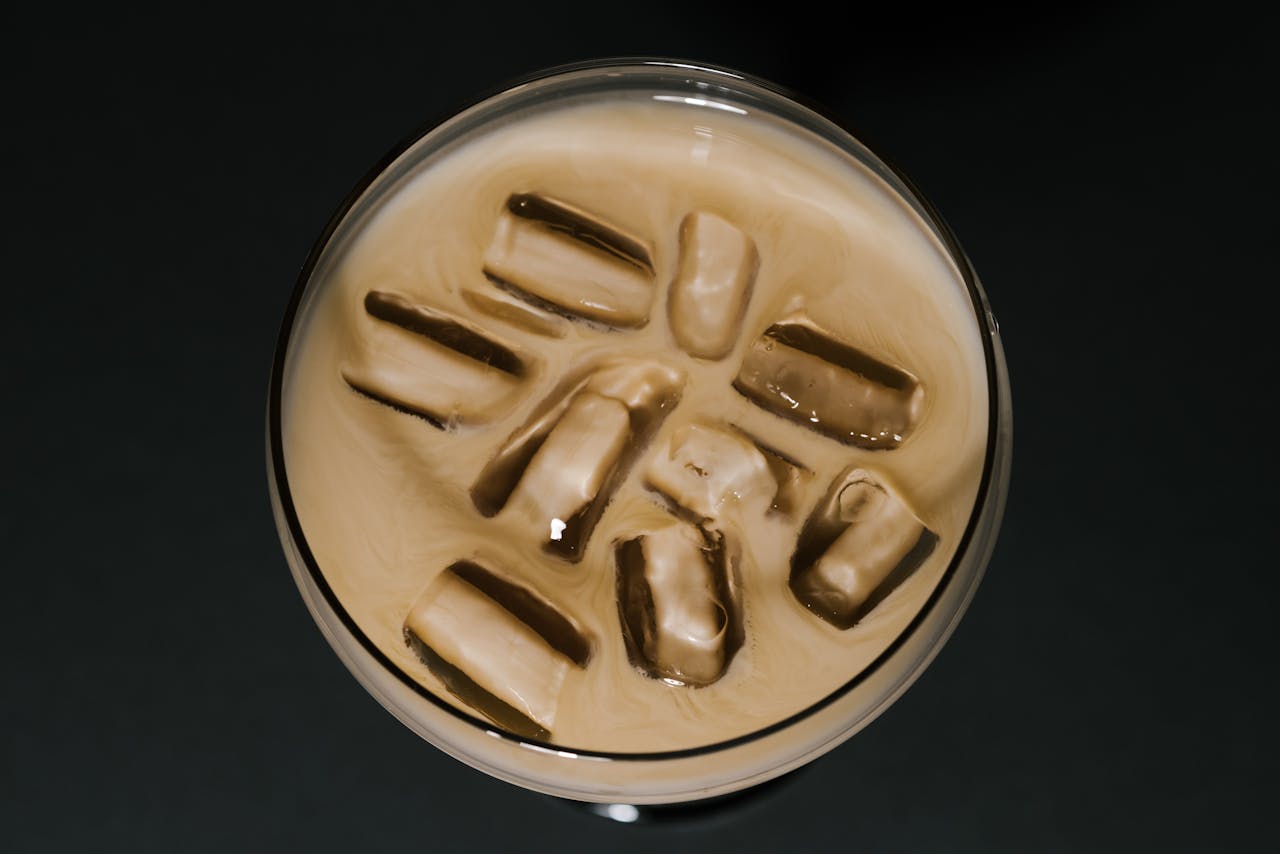 Ledové Latte s domácím karamelovým sirupem: Recept na sirup a dokonalé vrstvení