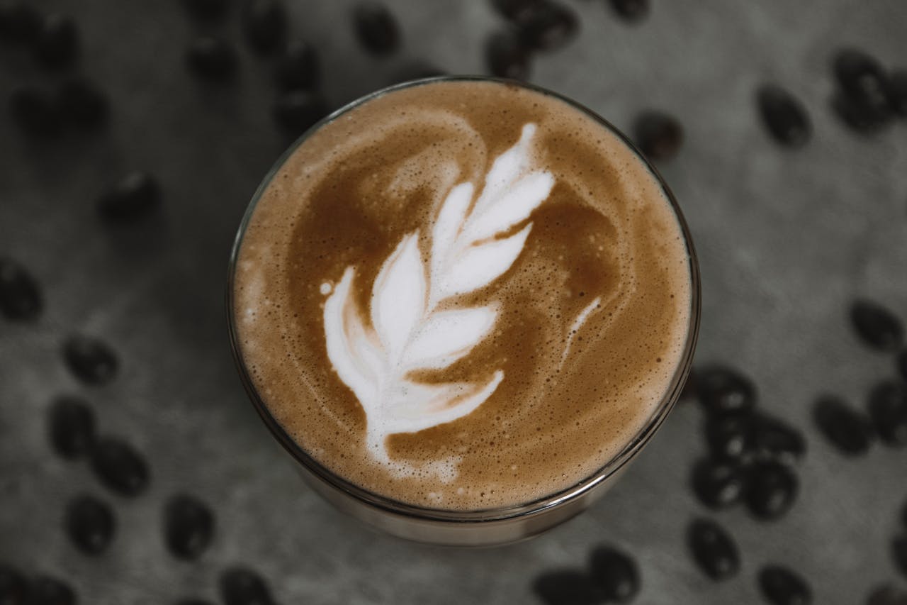 Flat White vs. Latte: Co je co? Přehledný průvodce pro laiky, co si objednat a jak si to připravit doma