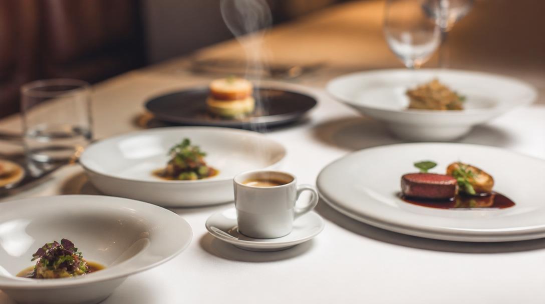 Úloha kávy při neutralizaci chutí v průběhu vícechodového menu
